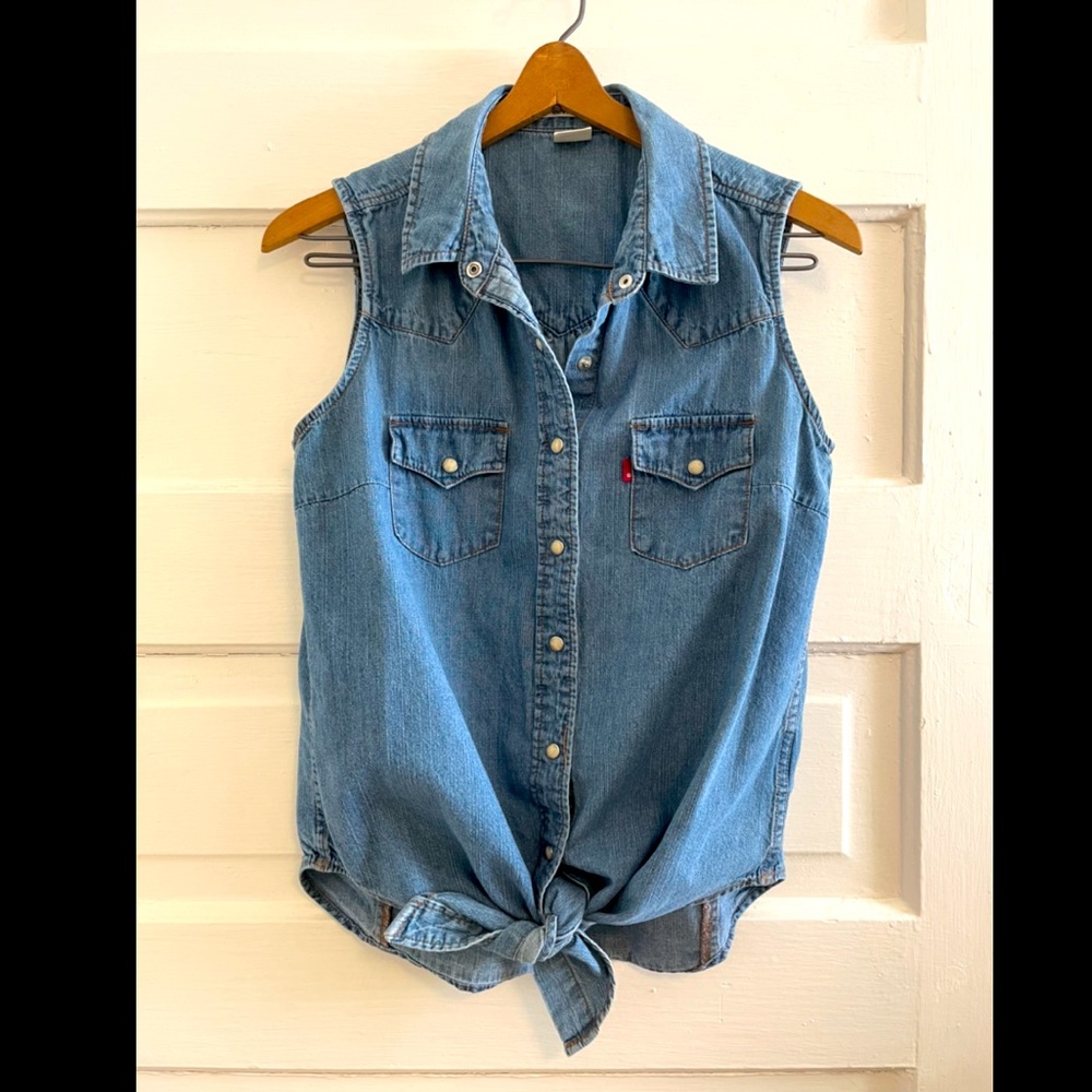 Sleeveless denim LEVIS shirt w/ tie front, pockets, pearl snap buttons, size S